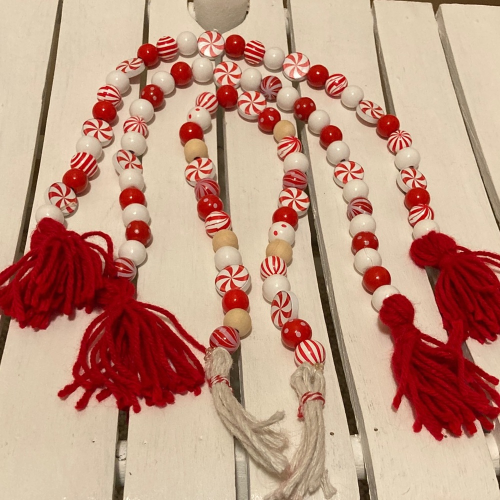 HAND CRAFTED WOOD BEAD TIER TRAY FARMHOUSE GARLAND Set of 3 RED WHITE TASSELS